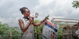 Winnie Munduru, agente de santé communautaire, mène des activités de sensibilisation dans le district de Terego, au nord de l’Ouganda, en juin 2026. Les VHT sont des personnes de confiance pour les communautés qu’ils servent — en effet, ils en font partie — et, à ce titre, sont essentiels au succès des efforts de prévention des infections.