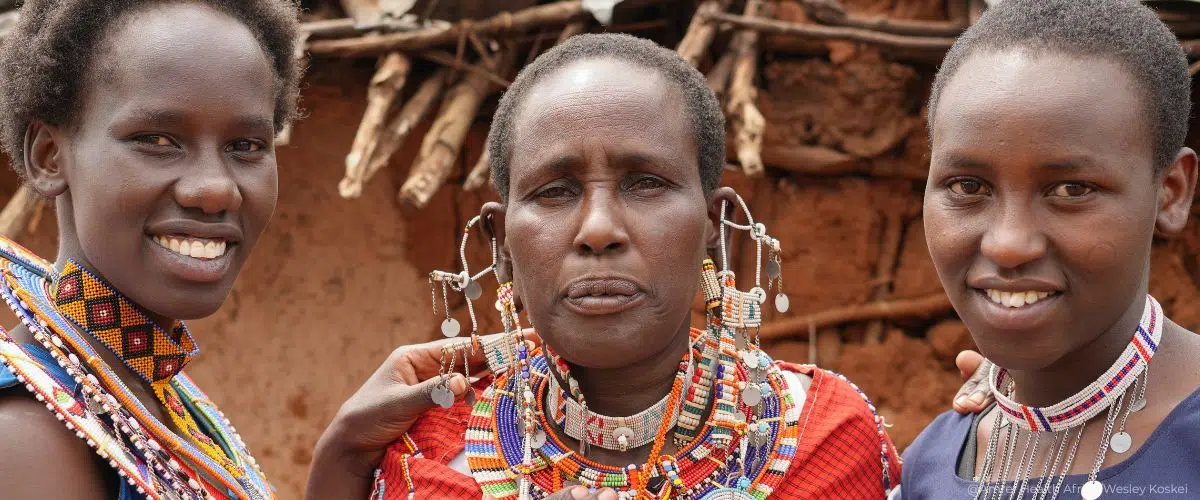 Jane Nkoitai, sa sœur et leur mère Lucy Ntii Siswa devant leur maison à Kajiado, au Kenya.
